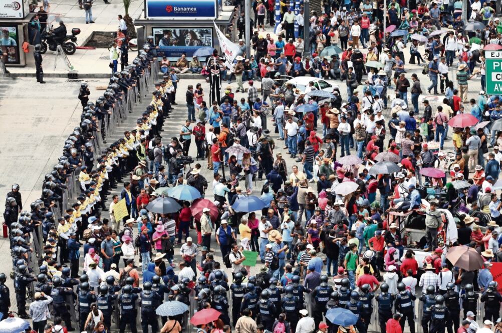 Integrantes de la coordinadora realizaron el viernes pasado dos intentos fallidos para llegar al AICM, con la finalidad de bloquearlo (ARCHIVO EL UNIVERSAL)