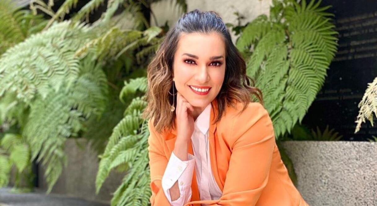 La conductora tiene el vestido perfecto para ser el centro de atención Foto: Instagram (@lauragii)