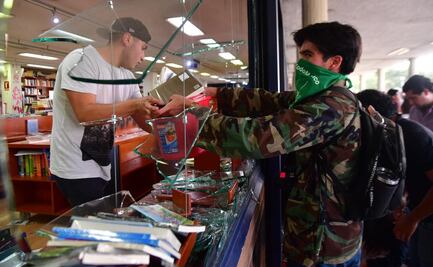 Alumnos de la UNAM se unen para limpiar rectoría tras destrozos por marcha