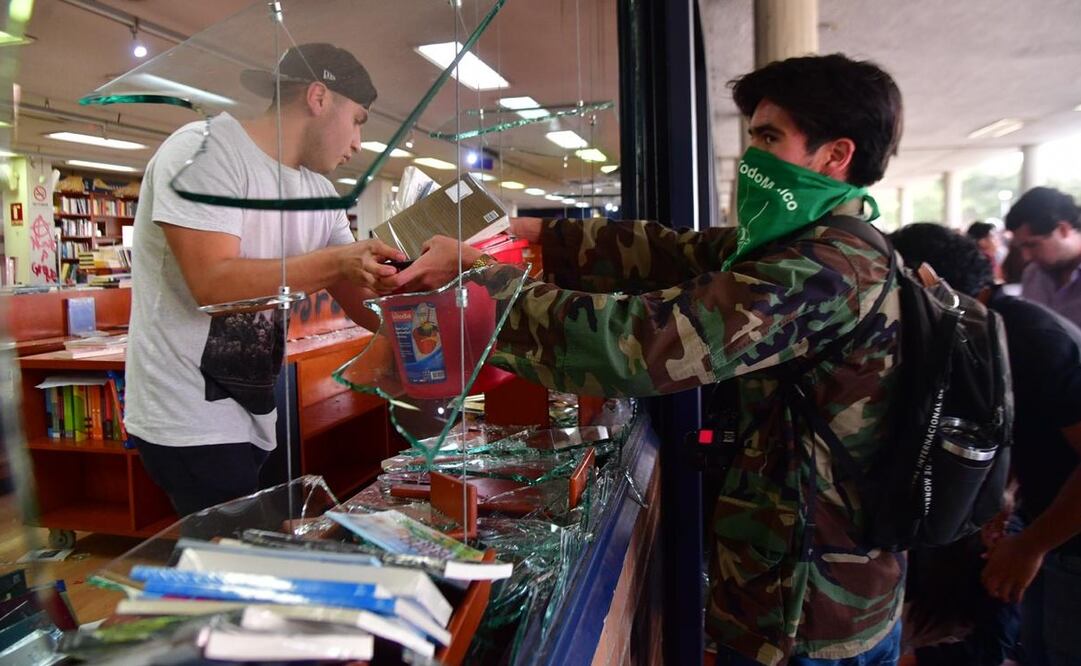 Durante la marcha en contra del acoso y violencia sexual, jóvenes encapuchados sacaron prendieron fuego dentro de una de las librerías. Foto: Hugo García / EL UNIVERSAL