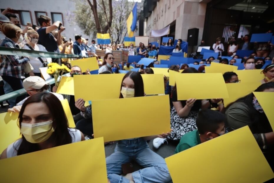 Ucranianos protestan en la Secretaría de Relaciones Exteriores; entonan himno nacional de Ucrania