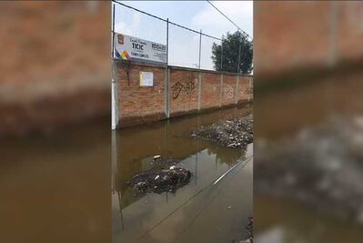 Escuela lleva dos semanas inundada en Valle de Chalco