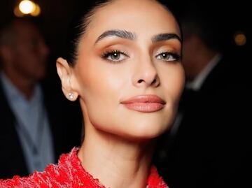 Renata Notni impacta con look con transparencias de Gucci