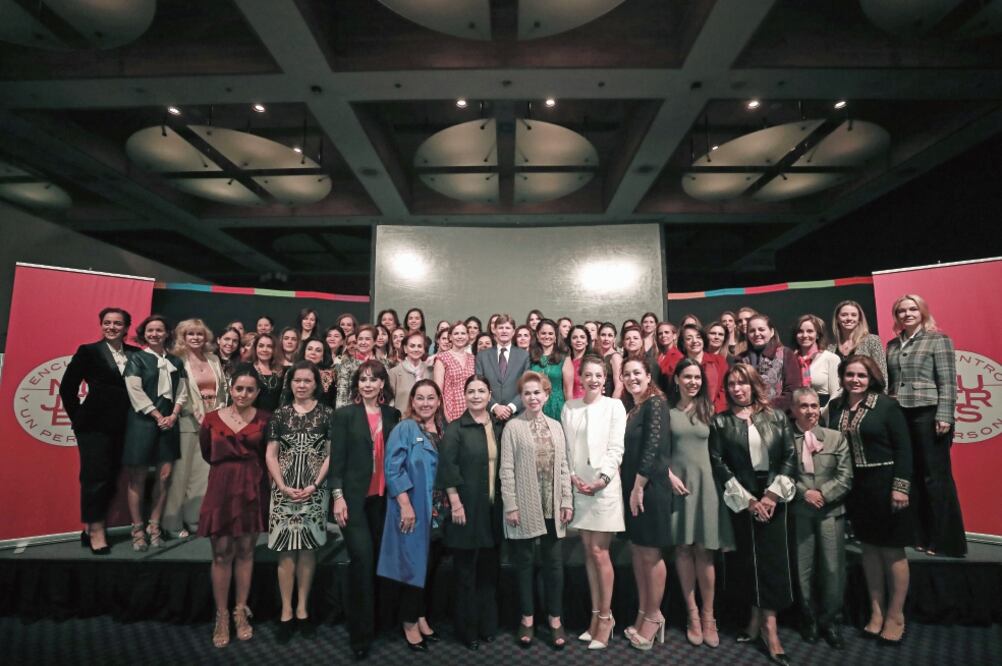 Enrique de la Madrid, secretario de Turismo, expuso el panorama en México y respondió a preguntas e inquietudes de las asistentes, entre ellas las de la señora Perla Díaz de Ealy. (ALEJANDRA LEYVA. EL UNIVERSAL)