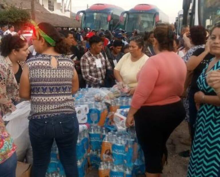 Reciben con alimento y transporte a caravana migrante en Sinaloa