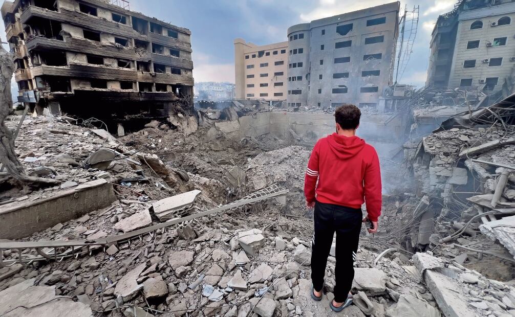 Un testigo mira los edificios destruidos por los ataques aéreos israelíes en Dahiyeh, Beirut. Hussein Malla | AP