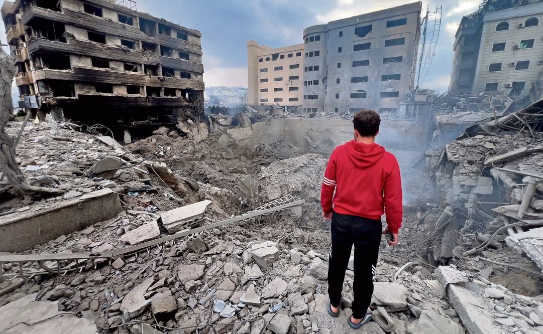 Un testigo mira los edificios destruidos por los ataques aéreos israelíes en Dahiyeh, Beirut. Hussein Malla | AP