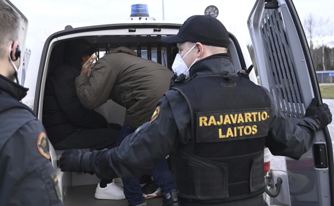 Migrantes que arriban desde Rusia suben a una camioneta que los llevará al centro de recepción Joutseno en el cruce fronterizo Nuijamaa en Lappeenranta, Finlandia. Foto: AP