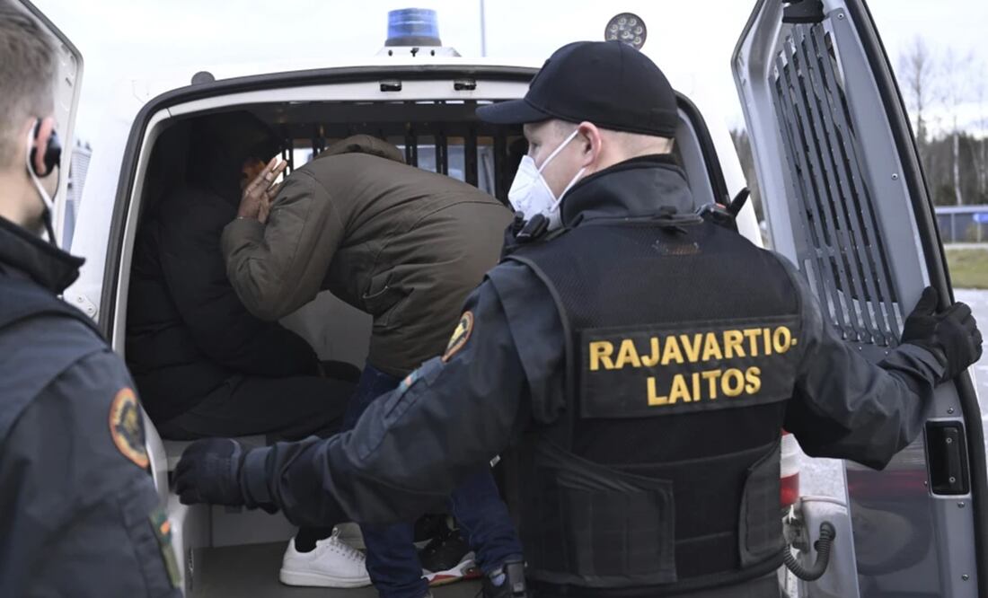 Migrantes que arriban desde Rusia suben a una camioneta que los llevará al centro de recepción Joutseno en el cruce fronterizo Nuijamaa en Lappeenranta, Finlandia. Foto: AP