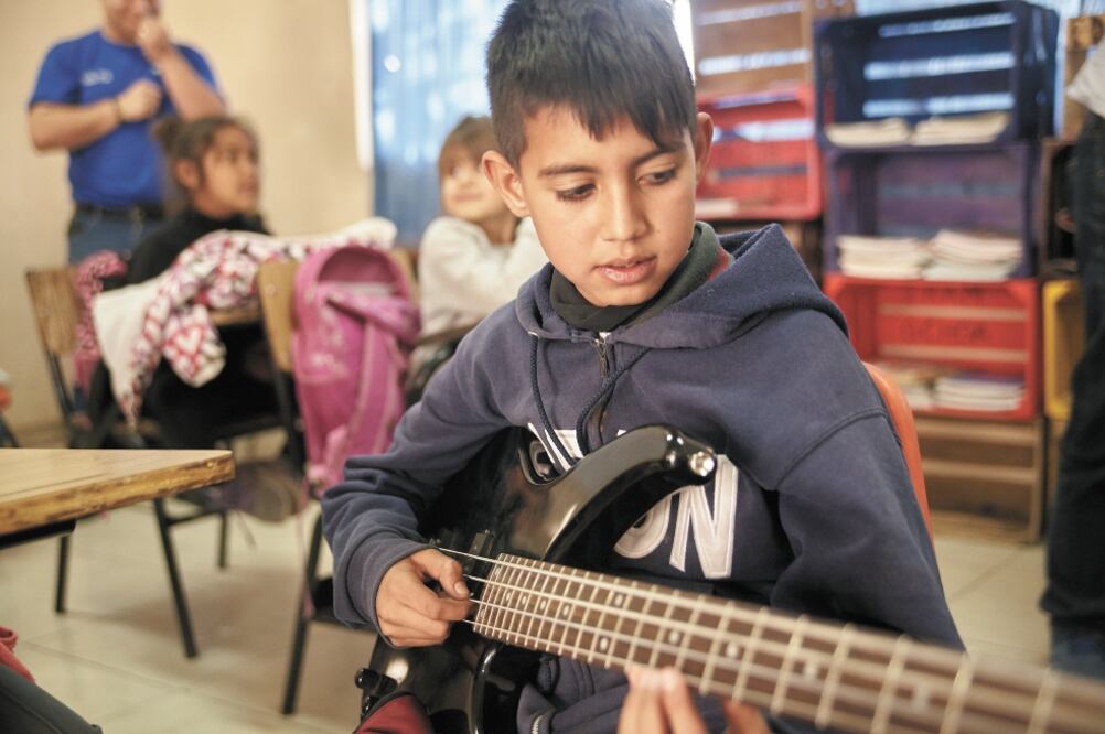 En la música y el deporte los niños tienen un espacio para desarrollar sus habilidades mientras sus padres trabajan. Foto: IBETH MANCINAS. EL UNIVERSAL