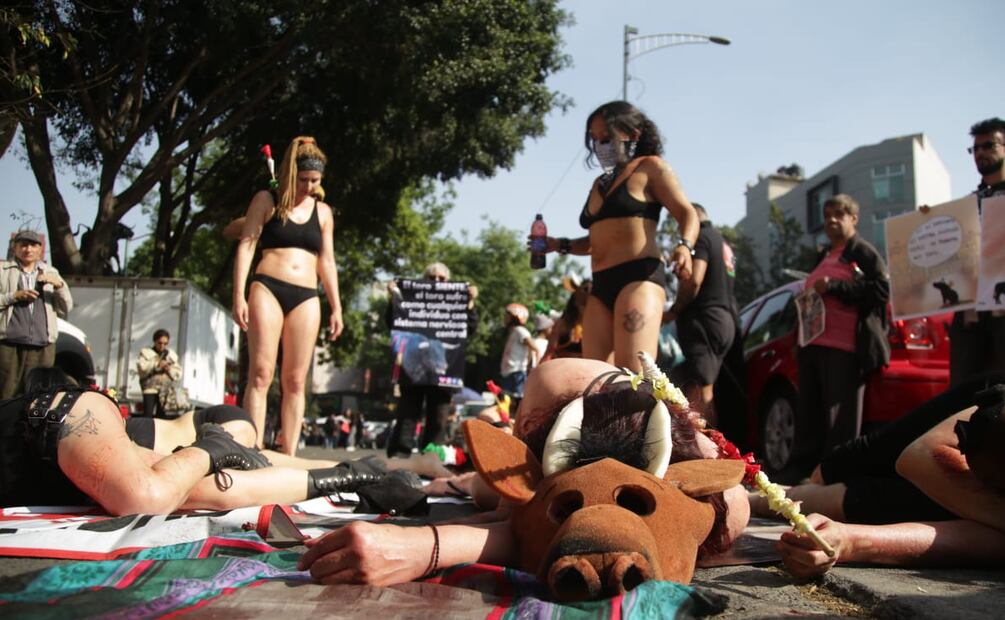 28 DE ENERO DE 2024, CIUDAD DE MÉXICO, MANIFESTACION CONTRA LA TAUROMAQUIA QUE CAMINÓ POR LA AVENIDA INSURGENTES HASTA LLEGAR A LA PLAZA DE TOROS MEXICO, LOS MANIFESTANTES INTENTARON TIRAR LA REJA DE LA ENTRADA PRINCIPAL. FOTOS: CARLOS MEJIA/EL UNIVERSAL
