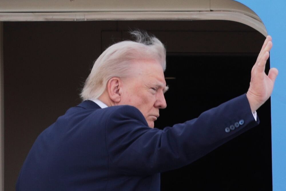 El presidente Donald Trump saluda desde las escaleras del Air Force One a su llegada a la Base Conjunta Andrews, Maryland, el viernes 25 de abril de 2025. Foto: AP
