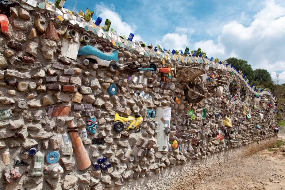 Diseñado bajo los principios de la arquitectura orgánica, el parque respeta cuevas, cañadas y la topografía original del terreno.

Foto: Parque Quetzalcóatl