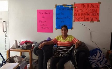 Denuncia acoso sexual y se encadena como protesta