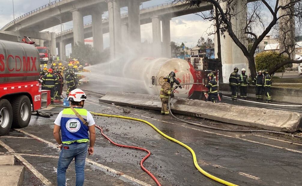 Explota pipa de gas en el puente de la Concordia, a la altura de Metro Santa Martha en Iztapalapa. Foto: Valente Rosas/EL UNIVERSAL