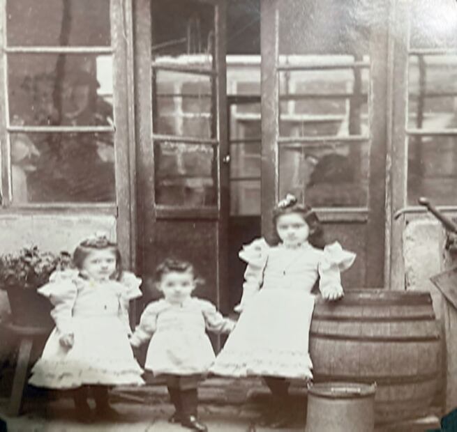 Niñas en patio y silueta en la ventana a incios del siglo XX. Crédito. Col. Villasana.