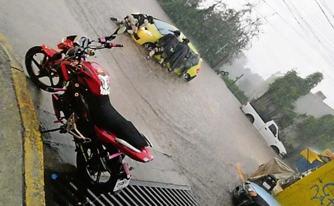 Vehículos requirieron ayuda para
salir de la anegación. Foto: Especial