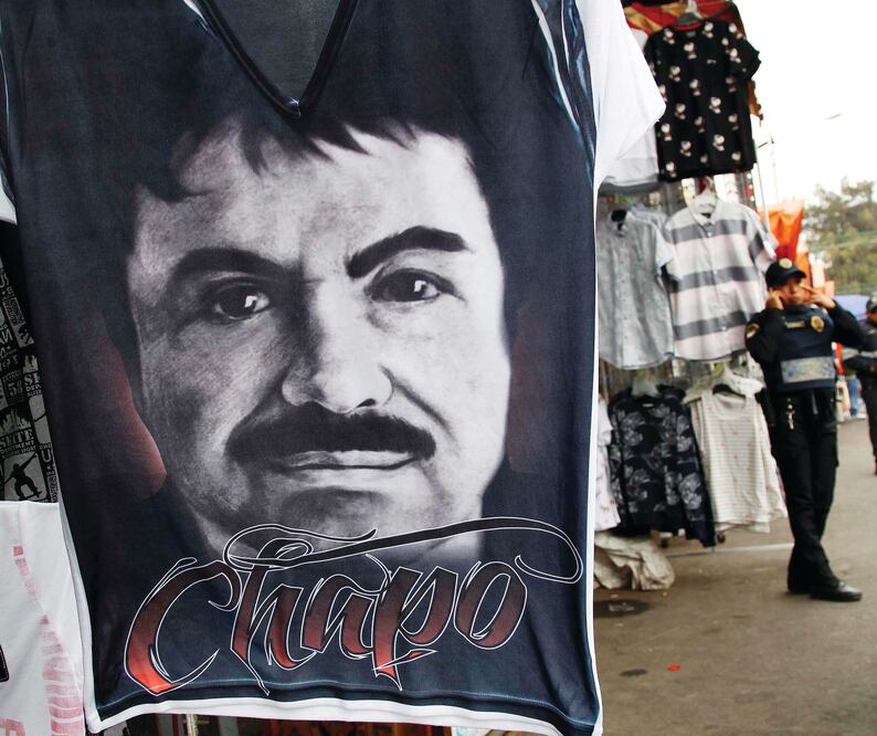 Cuando se intensificaron las operaciones de búsqueda de El Chapo en el Triángulo Dorado (de quien venden playeras con su imagen), la diputada intentó desacreditar a las Fuerzas Armadas al argumentar violaciones a las garantías (ARIEL OJEDA. EL UNIVERSAL)