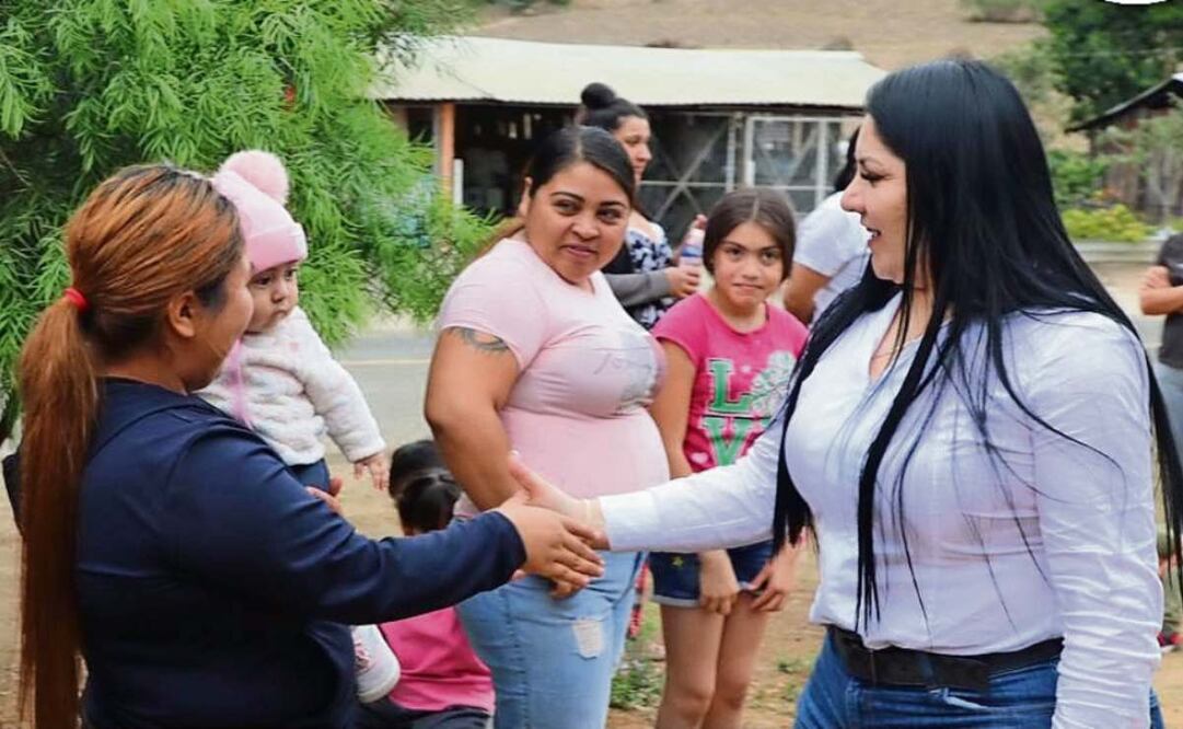 Aunque se dijo que estaba desaparecida, la edil Anavel Ávila ha realizado diversas actividades en Coalcomán. (31/01/2025) Foto: Especial