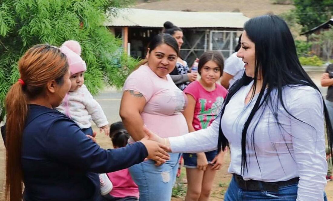 Aunque se dijo que estaba desaparecida, la edil Anavel Ávila ha realizado diversas actividades en Coalcomán. (31/01/2025) Foto: Especial