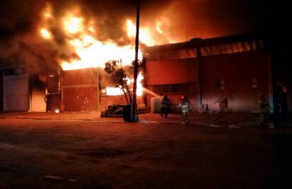 Bomberos laboran en incendio de la México-Querétaro
