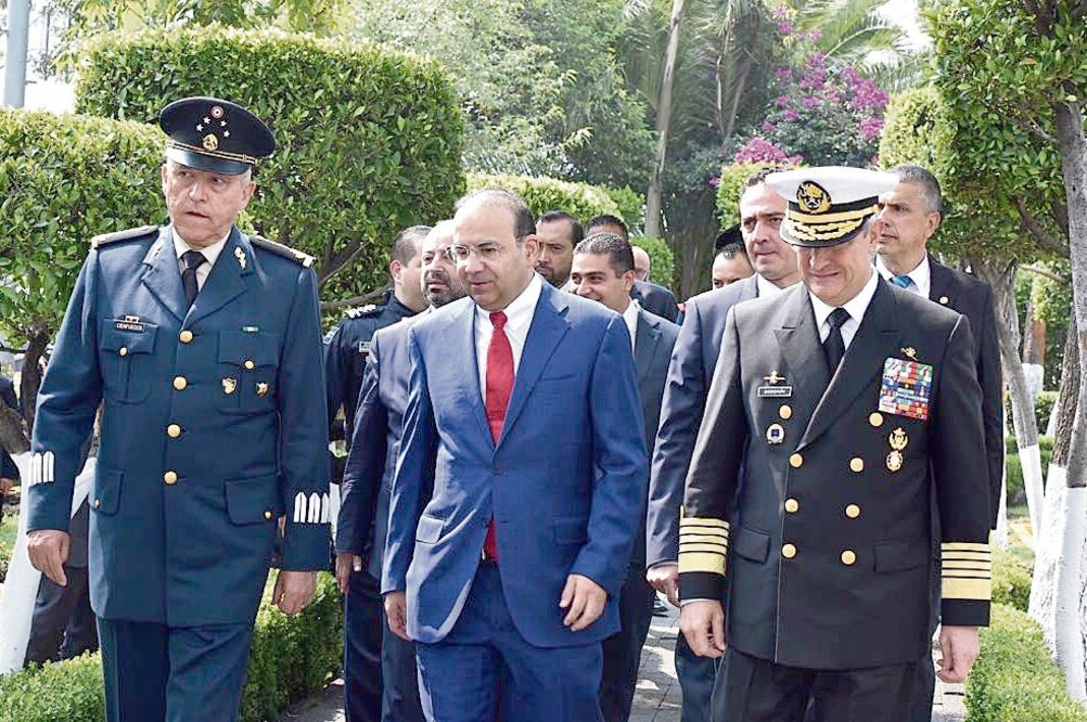 El secretario de la Defensa Nacional, Salvador Cienfuegos Zepeda (izq.), y el titular de la Secretaría de Gobernación, Alfonso Navarrete Prida (GALO CAÑAS. CUARTOSCURO)