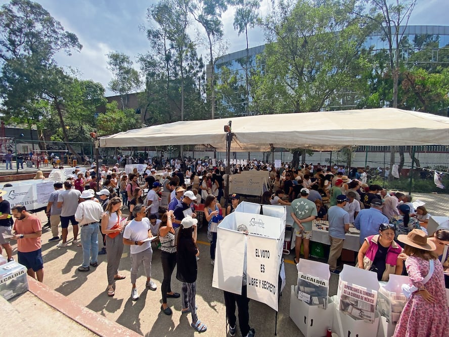 En Cuajimalpa, la gente soportó el intenso calor a pesar de las largas filas, todo, para ejercer su voto. Foto: Juan Carlos Williems | El Universal