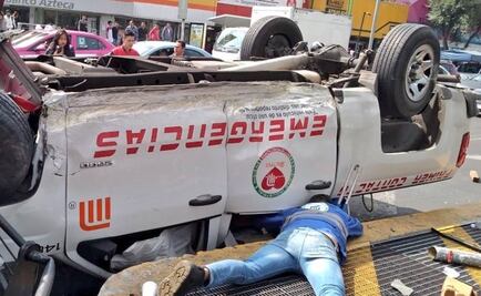 Auto que atiende emergencias del Metro vuelca en Eje Central y deja tres lesionados