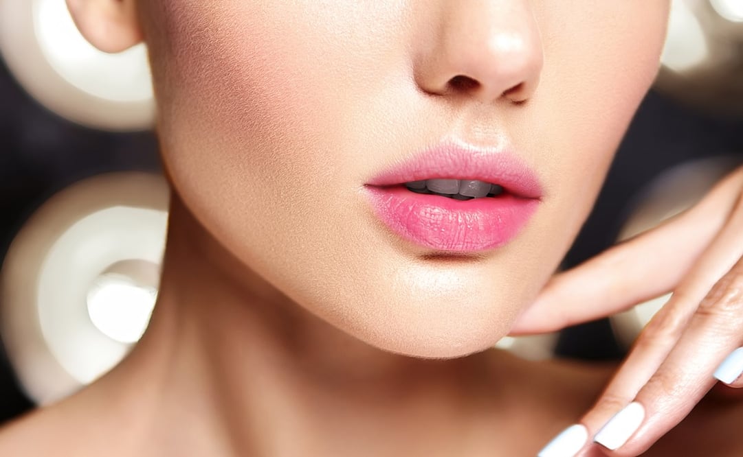 Hacer que tus labios luzcan carnosos y naturales es posible con este truco de maquillaje. Foto: Freepik