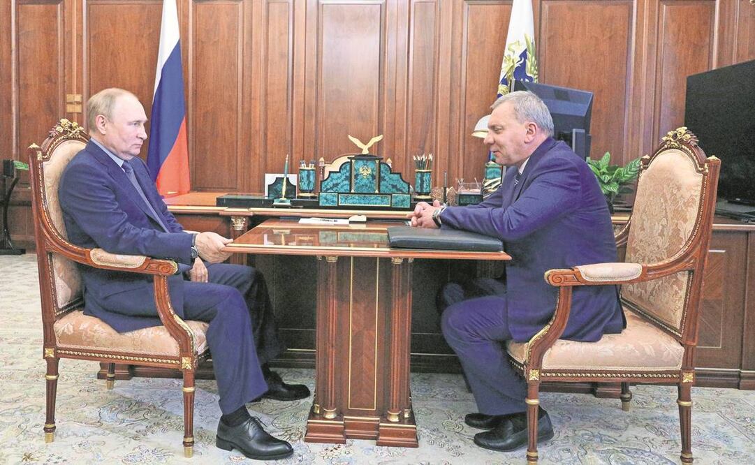 El presidente ruso, Vladimir Putin, con Yuri Borisov, designado a principios de este mes jefe de la agencia espacial Roscosmos, en el Kremlin en Moscú. Foto: Mikhail Klimentyev/ AP.