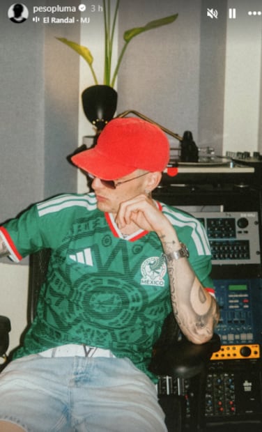 El cantante presumió que trae puesta la camiseta. Foto: Instagram.