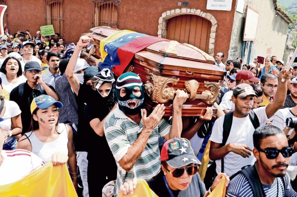 Manifestantes opositores rindieron ayer homenaje al joven Neomar Lander, de 17 años, quien falleció el miércoles pasado durante una protesta contra el gobierno del presidente Nicolás Maduro. (CARLOS GARCIA. REUTERS)