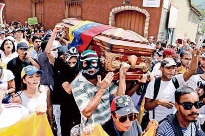 Oposición junta firmas contra la Constituyente de Maduro