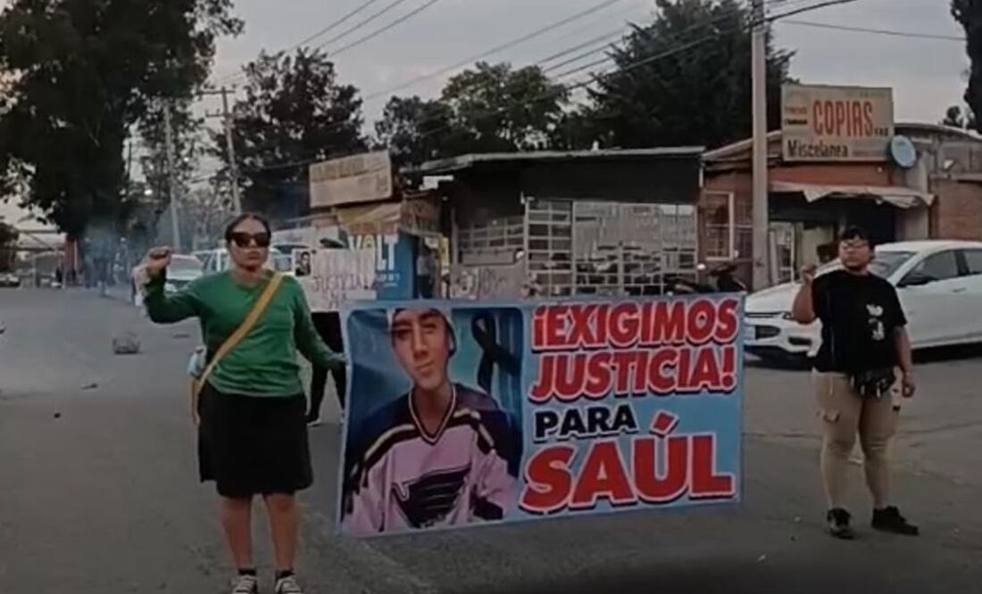Un grupo de personas bloquean la carretera federal para protestar por la muerte de un joven de 22 años en un centro de rehabilitación. Foto: especiales