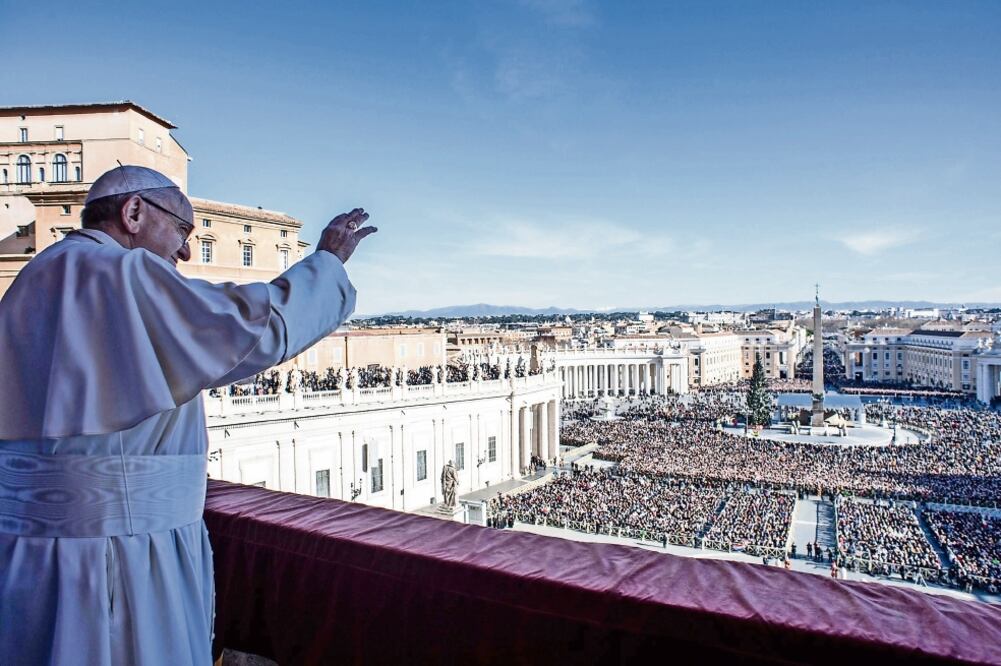 El papa Francisco durante su tradicional mensaje Urbi et Orbi, con motivo del día de Navidad, desde el balcón de la basílica de San Pedro (EFE)