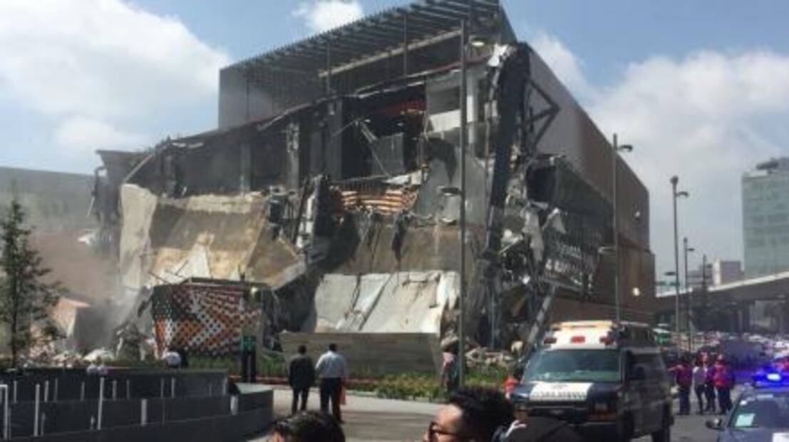 Se derrumba estructura de Plaza Artz Pedregal