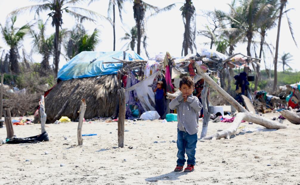 Niño frente a hogar temporal. Foto: Valente Rosas
