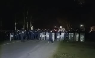 Desalojan a campesinos que bloqueaban carretera en Tlaxcala; policías antimotines usan gas lacrimógeno