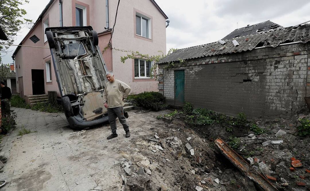 Un habitante revisa los daños registrados en una propiedad por parte del Ejército ruso en uno de los barrios de Járkov. Foto: Esteban Biba/EFE