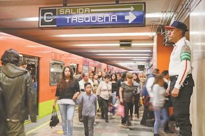 Puertas de vagón del Metro machucan mano a usuario en la estación Hidalgo FOTO 
