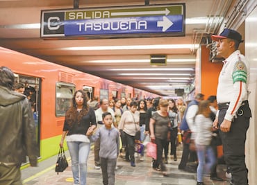 Puertas de vagón del Metro machucan mano a usuario en la estación Hidalgo FOTO