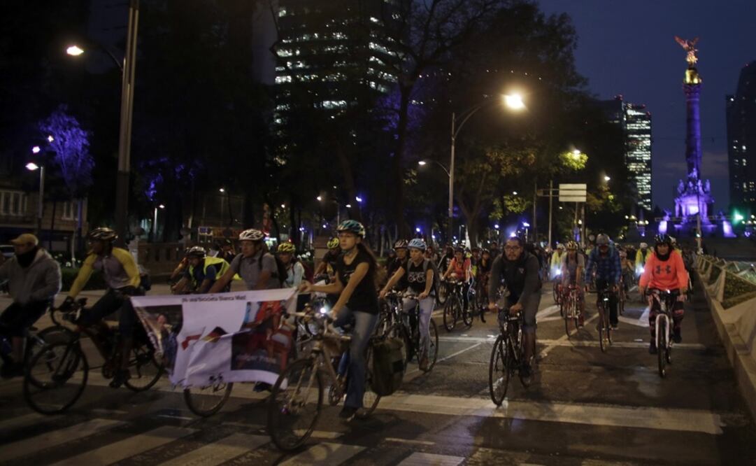 Ciclistas extranjeros y mexicanos se concentraron en la plancha del Zócalo capitalino y se dirigieron a las embajadas de Alemania y Polonia en una rodada llamada "Por el Derecho a la Movilidad con Seguridad por los caminos de México y el Mundo". (Xinhua)