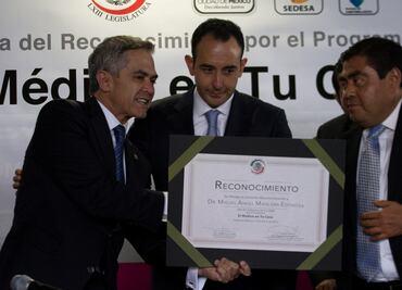 Senado entrega reconocimiento a Mancera por programa de salud