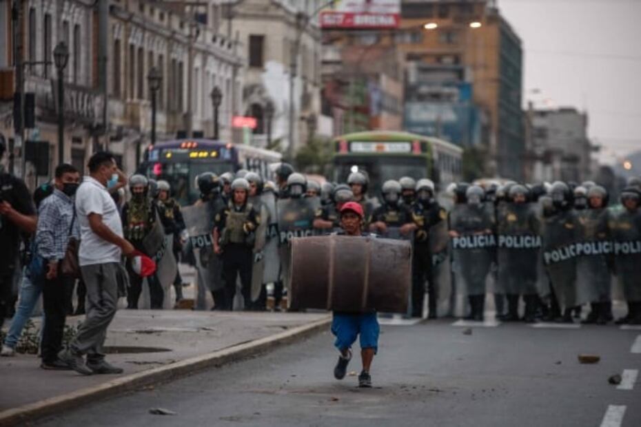 Manifestantes y policías se enfrentan tras destitución de Pedro Castillo; exigen nuevas elecciones