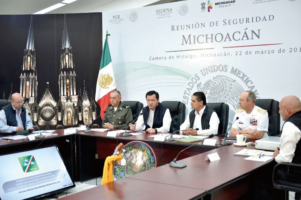 Miguel Ángel Osorio Chong, secretario de Gobernación, encabezó en Morelia, Michoacán, una reunión de seguridad para evaluar los avances y dar seguimiento a las estrategias que se implementan en la entidad (SEGOB)