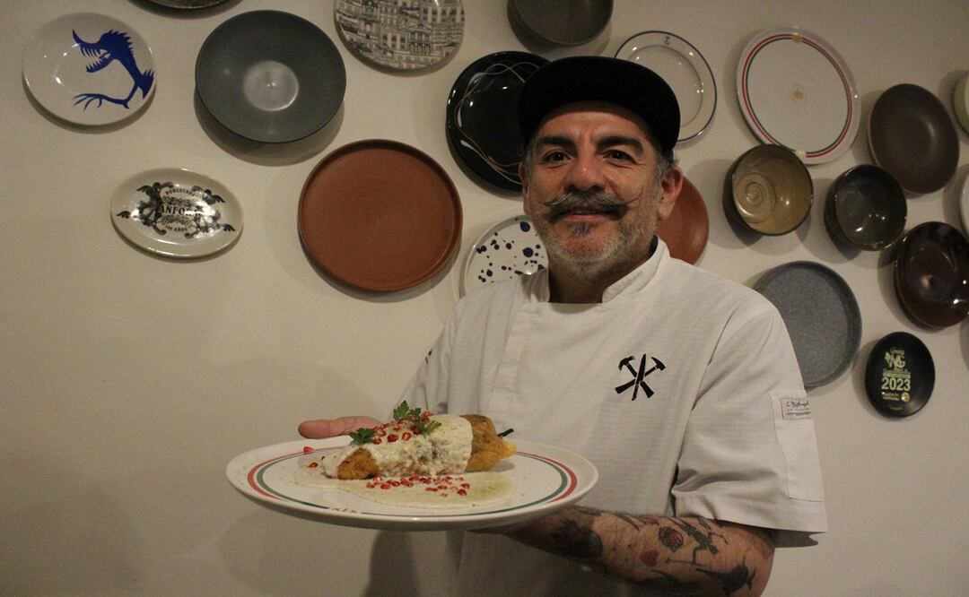 El chef Aquiles Chávez, dió por iniciada la 7ma temporada de chiles en nogada en su restaurante. Foto: Nayeli Castillo Trejo