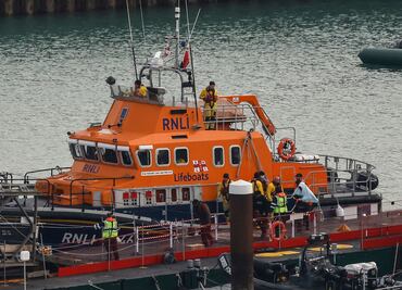 Fallecen cuatro personas tras volcadura de embarcación con migrantes en Canal de la Mancha