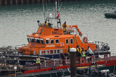 Fallecen cuatro personas tras volcadura de embarcación con migrantes en Canal de la Mancha