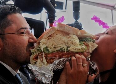 Rompen récord de la torta más grande del mundo en Venustiano Carranza