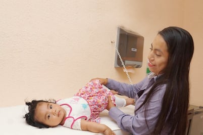 Del salón de clases a la sala de lactancia, madre e hija tienen un lugar en la universidad